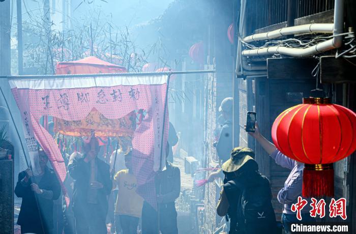 圖為三明市巖前鎮(zhèn)忠山村舉行“急腳尊王”祈�；顒�。張凌欣 攝
