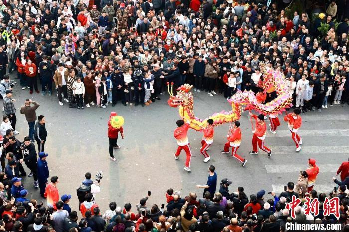 民間舞龍隊沿街巡游。李郁 攝