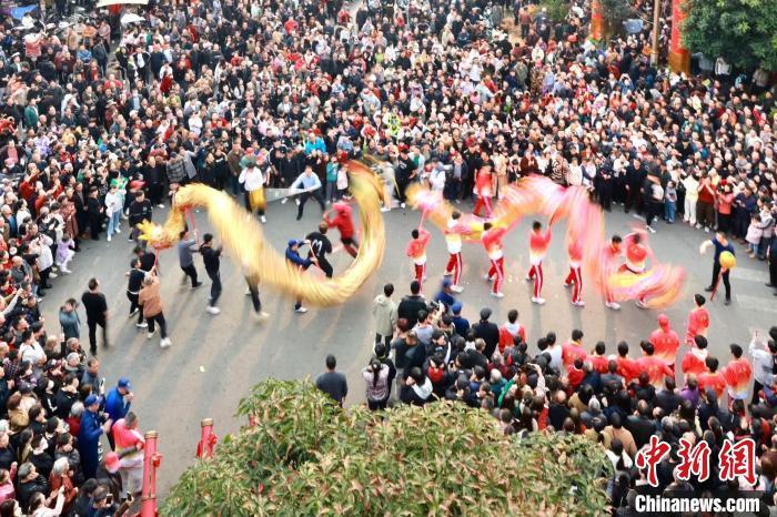 福安市穆陽鎮(zhèn)“趕墟文化節(jié)”活動現(xiàn)場人潮涌動。李郁 攝