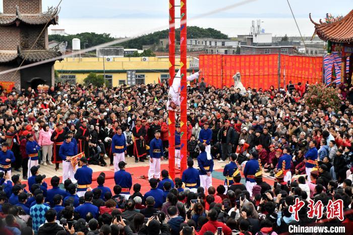 （新春走基層）福建莆田：爬刀梯鬧元宵