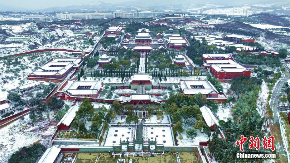雪后武當(dāng)山銀裝素裹美如畫