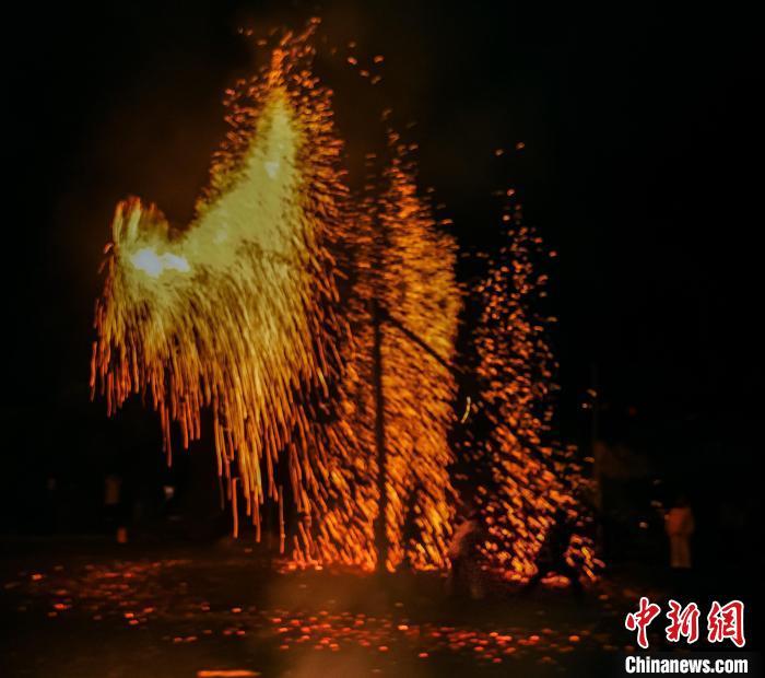 福建畬村上演特色民俗“火鳳凰”