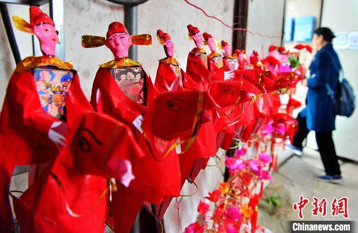 圖為2月23日，福建福州，花燈店銷售的福州傳統(tǒng)花燈——狀元騎馬燈。　中新網(wǎng)記者 張斌 攝