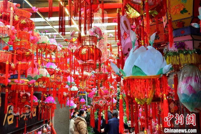 圖為2月23日，元宵將至，市民在選購(gòu)福州老藝人制作的純手工花燈。 中新網(wǎng)記者 張斌 攝