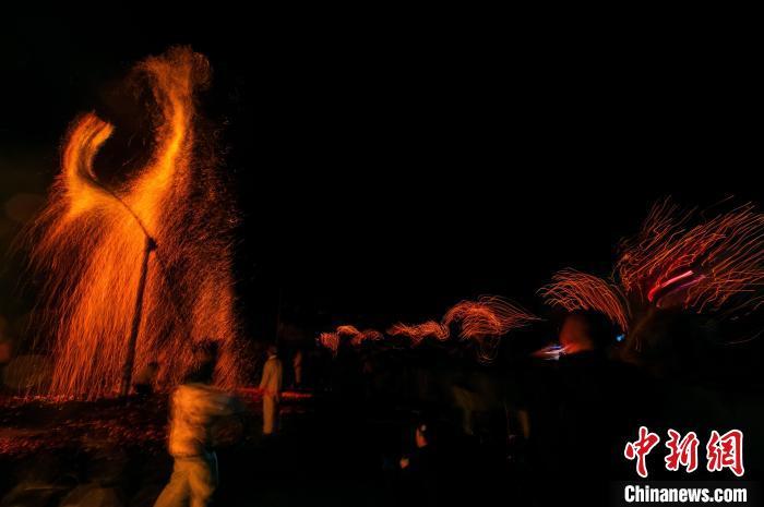 “火鳳凰”若隱若現(xiàn)。邱仰佐 攝