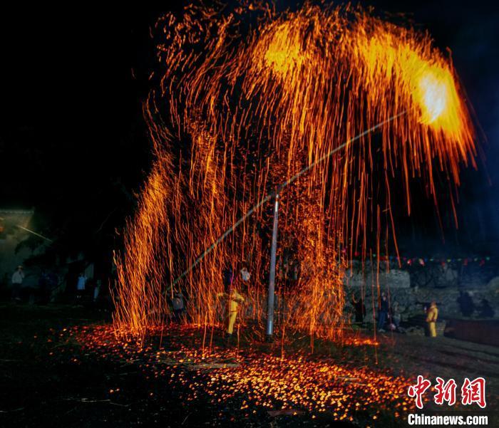 四周灑落下的火星，宛如流星雨絢麗多彩。邱仰佐 攝