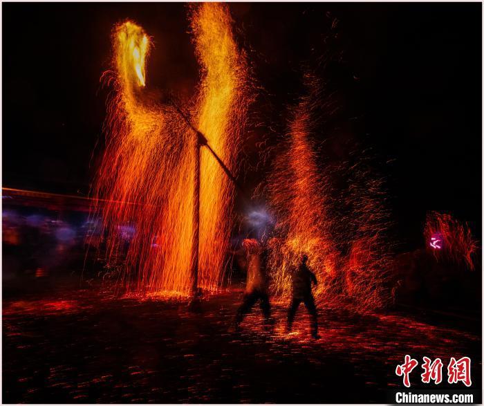 夜空中，一只“火鳳凰”若隱若現(xiàn)。邱仰佐 攝