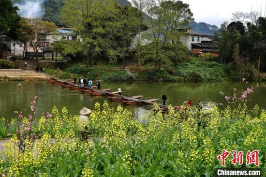 圖為2月25日，游客在永安市吉山村參觀游玩。　中新網(wǎng)記者 張斌 攝