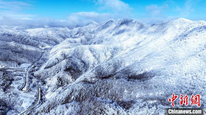 湖北神農(nóng)架雪霽初晴 群山披玉“仙”氣濃