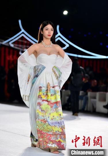 圖為國(guó)潮跨界秀�！≈行戮W(wǎng)記者 張斌 攝