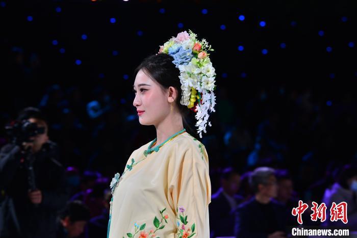 圖為蟳埔女設(shè)計(jì)師聯(lián)名秀。　中新網(wǎng)記者 張斌 攝