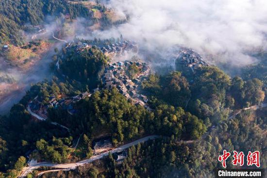 貴州省從江縣丙妹鎮(zhèn)岜沙苗寨云霧繚繞的山村春景。吳德軍 攝