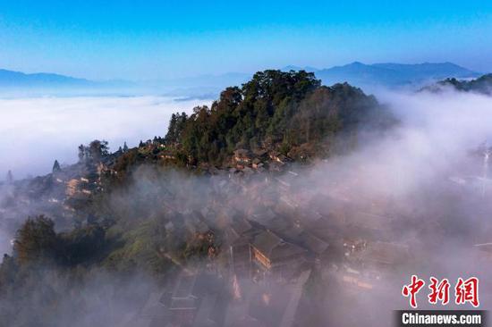 貴州省從江縣丙妹鎮(zhèn)岜沙苗寨云霧繚繞的山村春景。吳德軍 攝