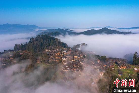 貴州省從江縣丙妹鎮(zhèn)岜沙苗寨云霧繚繞的山村春景。吳德軍 攝