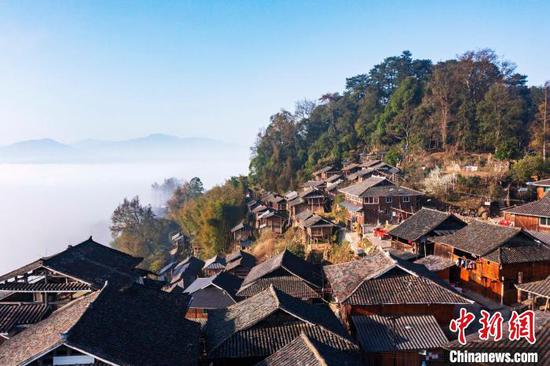 貴州省從江縣丙妹鎮(zhèn)岜沙苗寨云霧繚繞的山村春景。吳德軍 攝