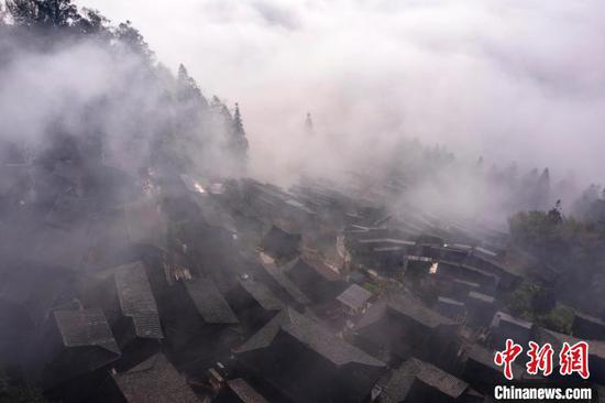 貴州省從江縣丙妹鎮(zhèn)岜沙苗寨云霧繚繞的山村春景。吳德軍 攝