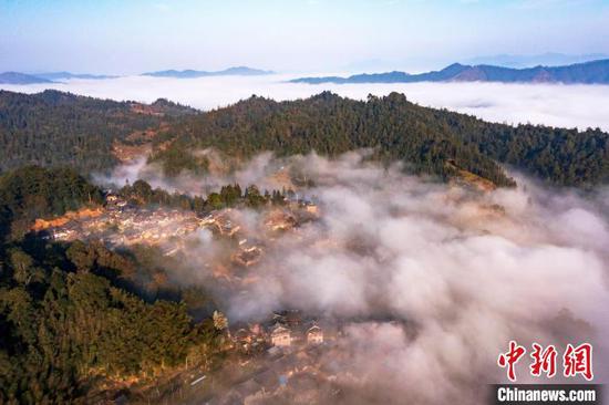 貴州省從江縣丙妹鎮(zhèn)岜沙苗寨云霧繚繞的山村春景。吳德軍 攝