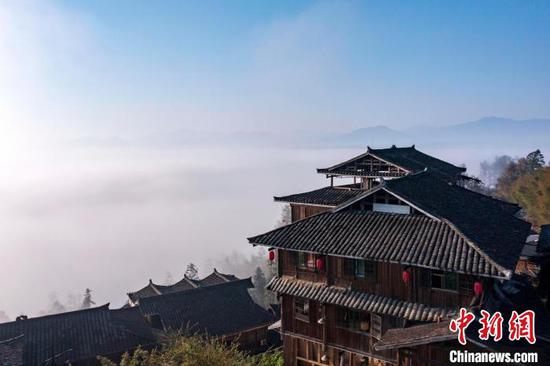 貴州省從江縣丙妹鎮(zhèn)岜沙苗寨云霧繚繞的山村春景。吳德軍 攝