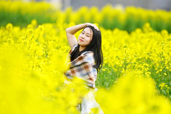 秀美如畫的春色美景吸引了眾多游客前來打卡拍照。陳碧生攝