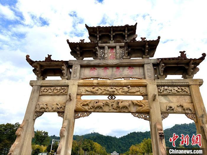 考亭書院前石碑坊。中新網(wǎng)記者 張麗君 攝