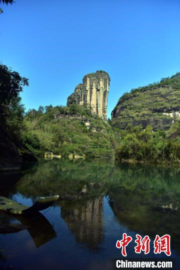 武夷山九曲溪沿岸的奇峰和峭壁，映襯著清澈的溪水，構(gòu)成一幅奇妙秀美的景觀。 圖為玉女峰青山碧水相映成畫。中新網(wǎng)記者 張麗君 攝