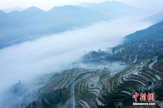 航拍貴州省從江縣加榜梯田霧景。