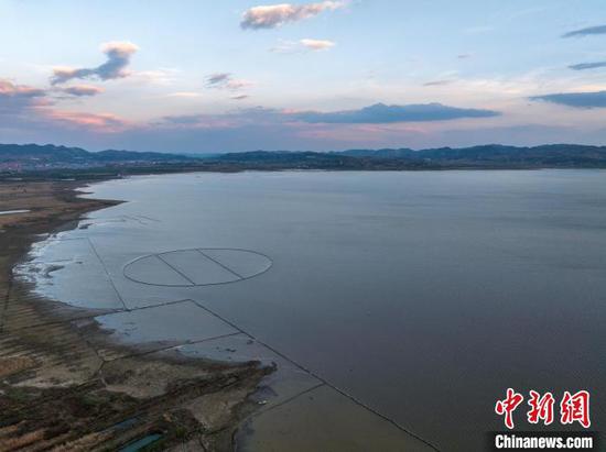 4月1日，圖為航拍貴州威寧草海國(guó)家級(jí)自然保護(hù)區(qū)。唐哲 攝