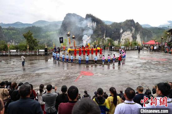 仡佬族祭天朝祖祭祀大典現(xiàn)場。中新網(wǎng)記者 瞿宏倫 攝