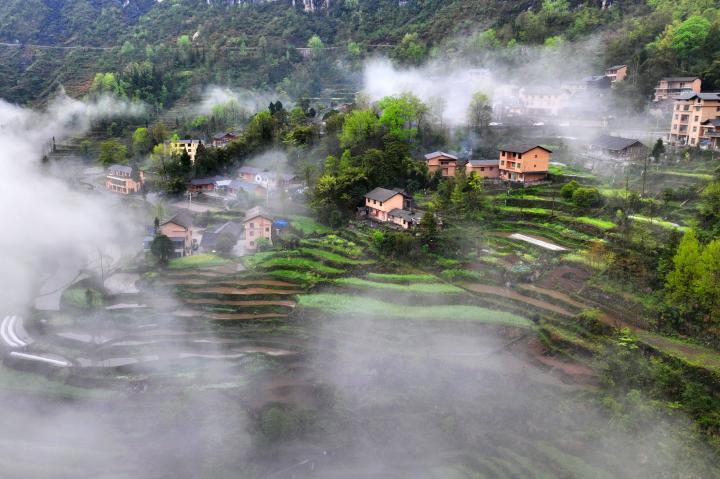 春日梯田云霧繚繞美景如畫