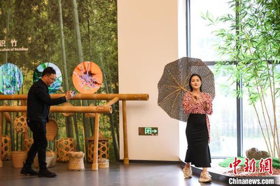 4月8日，參觀者拿著“竹傘”拍照打卡。中新網(wǎng)記者 瞿宏倫 攝