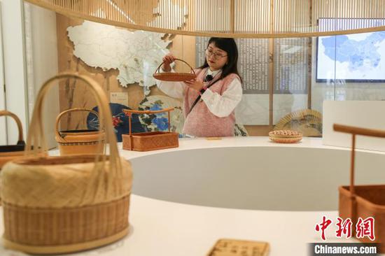 4月8日，博物館內(nèi)的竹文化實物展示吸引參觀者。中新網(wǎng)記者 瞿宏倫 攝