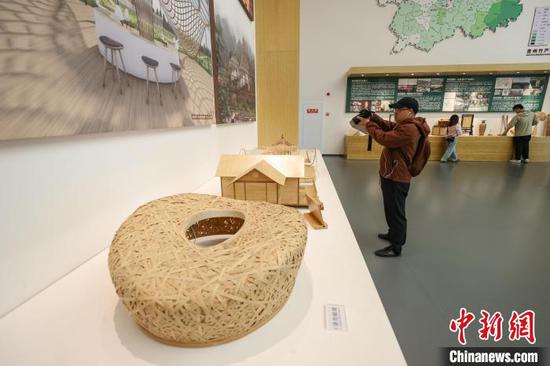 4月8日，博物館二樓設(shè)置的“竹智造【科技與裝飾材料】”展區(qū)。中新網(wǎng)記者 瞿宏倫 攝