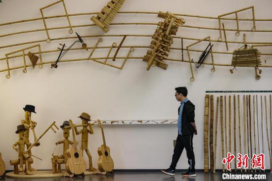 4月8日，博物館二樓設(shè)置的竹樂器展示吸引參觀者。中新網(wǎng)記者 瞿宏倫 攝