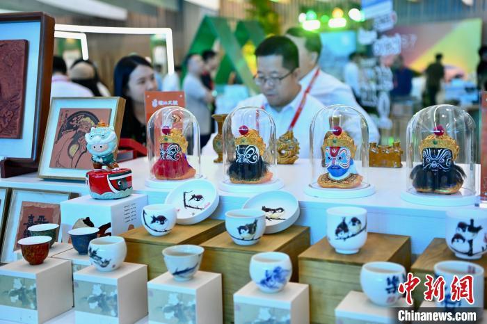 民眾參觀特色文創(chuàng)產(chǎn)品。中新網(wǎng)記者 王東明 攝
