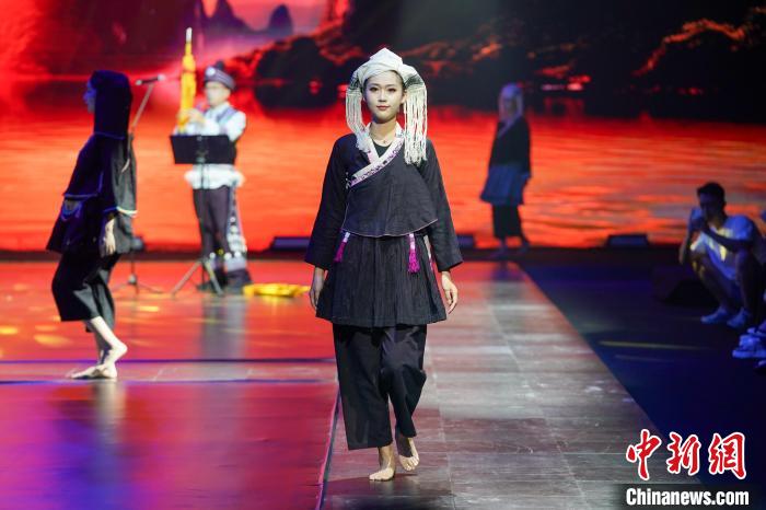 圖為廣西民族服飾秀現(xiàn)場(chǎng)。陳冠言 攝