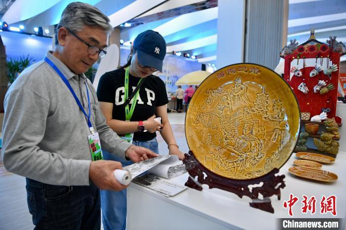 民眾觀看非遺展品。中新網(wǎng)記者 王東明 攝
