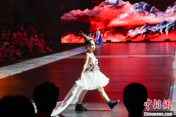 圖為廣西民族服飾秀現(xiàn)場(chǎng)。陳冠言 攝