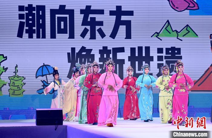 戲曲表演者T臺走秀。中新網(wǎng)記者王東明攝