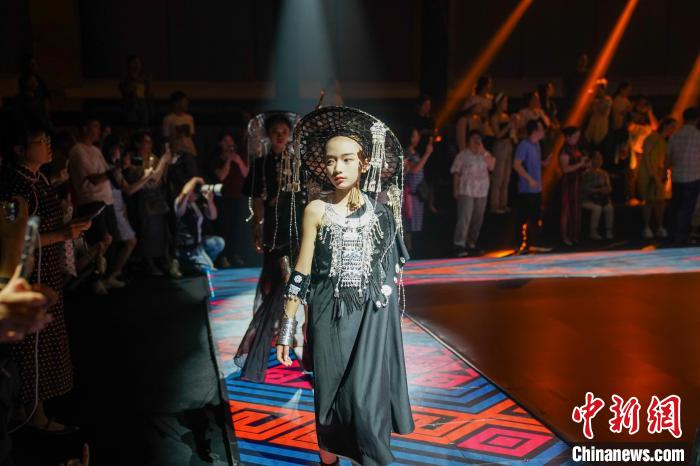 圖為廣西民族服飾秀現(xiàn)場(chǎng)。陳冠言 攝