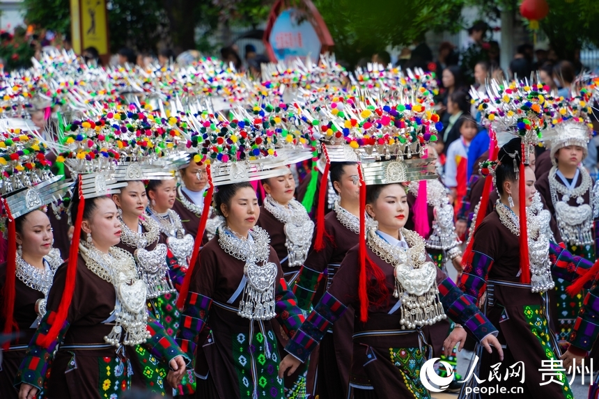 貴州臺(tái)江：苗族同胞盛裝游 萬(wàn)人共慶姊妹節(jié)