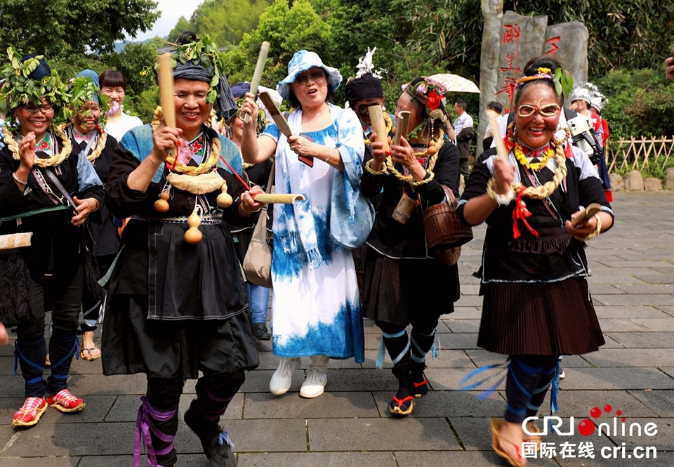 貴州黎平肇興侗寨谷雨節(jié)豐富多彩 侗族同胞與游客同嗨_fororder_游客加入狂歡的隊(duì)伍中 攝影楊展凌