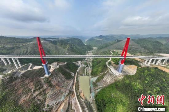 4月25日，航拍貴州龍里河特大橋。　中新網(wǎng)記者 瞿宏倫 攝