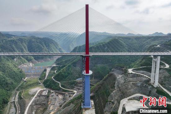 4月25日，航拍貴州龍里河特大橋�！≈行戮W(wǎng)記者 瞿宏倫 攝
