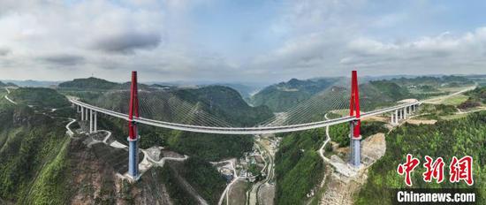 4月25日，航拍貴州龍里河特大橋。　中新網(wǎng)記者 瞿宏倫 攝