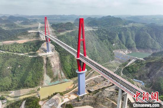 4月25日，航拍貴州龍里河特大橋�！≈行戮W(wǎng)記者 瞿宏倫 攝