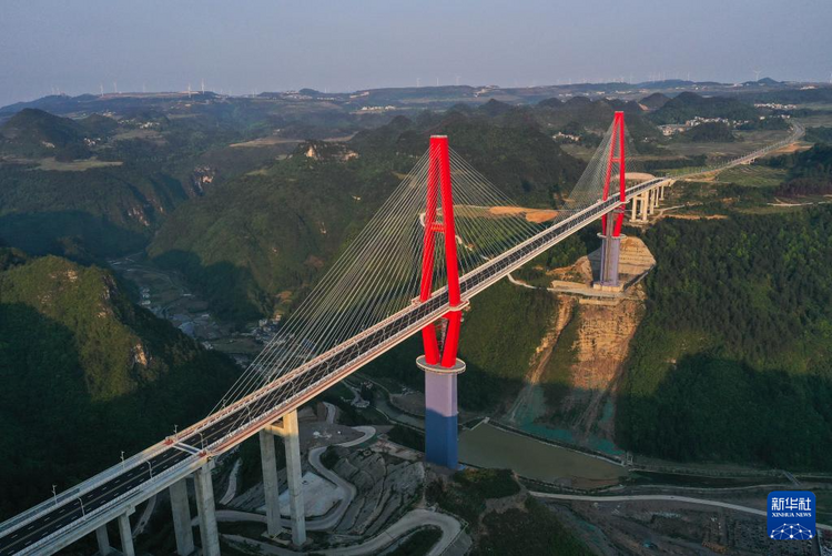 貴州龍里河大橋建成通車