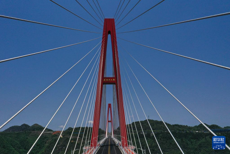 貴州龍里河大橋建成通車