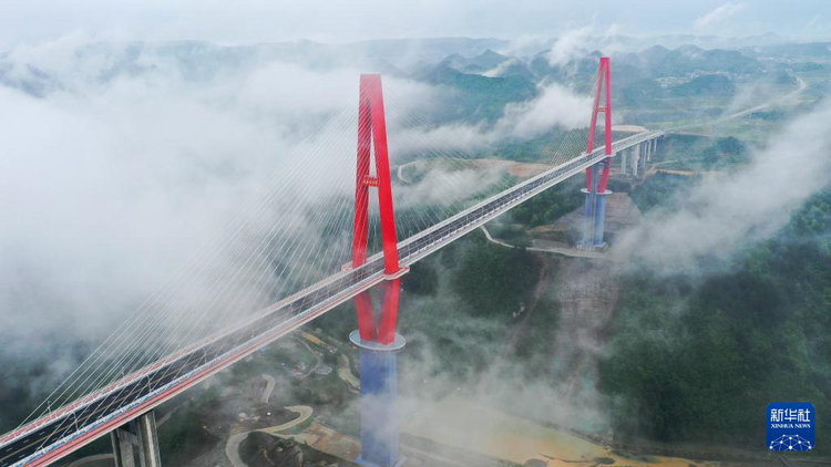 貴州龍里河大橋建成通車