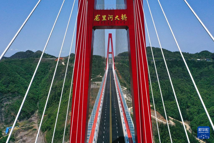 貴州龍里河大橋建成通車