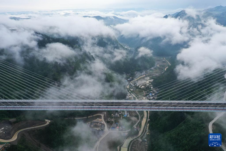 貴州龍里河大橋建成通車